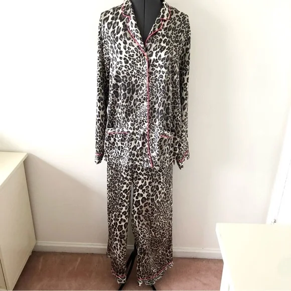 2000s Victoria Secret snow leopard satin pajama set sz M
